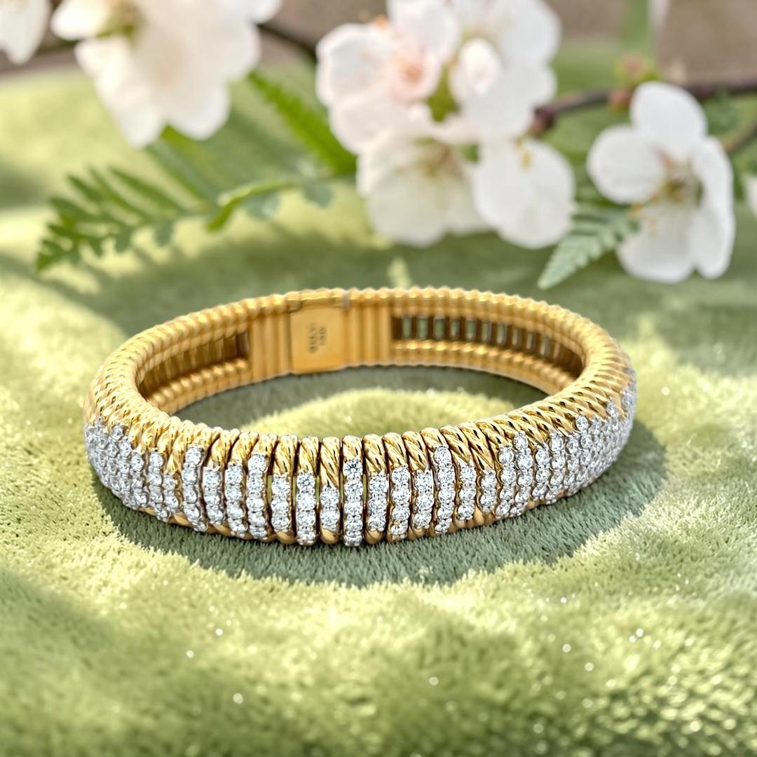 David Yurman 18K Yellow Gold Bangle Bracelet with 4.2ct Round G VS Diamonds