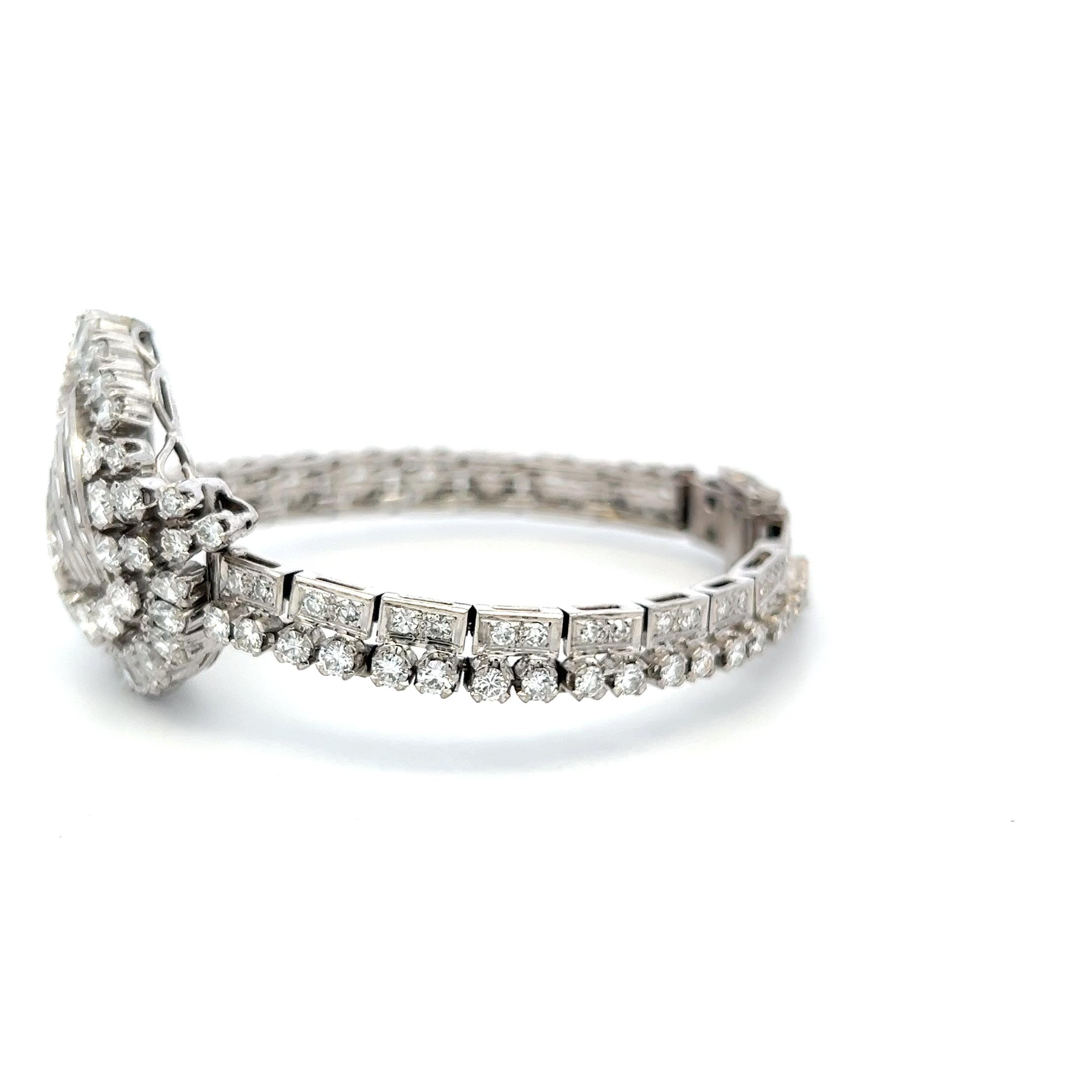 Vintage Platinum Art-Deco Bracelet with 6.48 Carat Mixed Shape I VS2 Diamonds