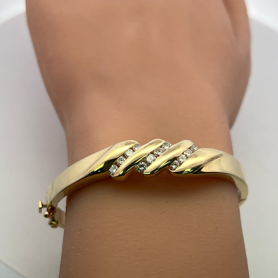 Vintage 14K Yellow Gold Bangle Bracelet with 1.4 Carat Round J I1 Diamonds