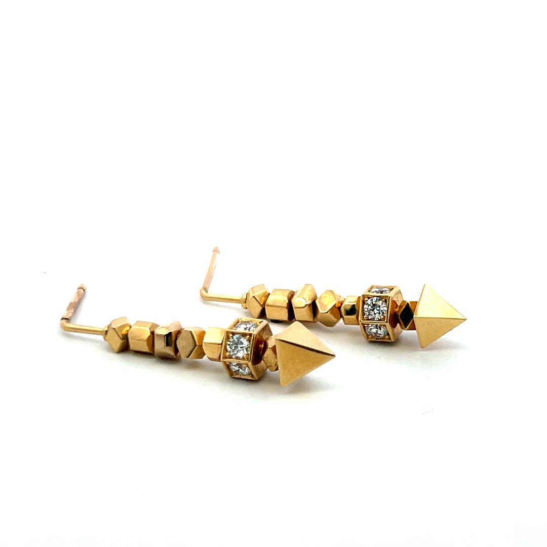 Vintage 18K Yellow Gold Dangling Earrings with 0.7 Carat Round G VS Diamonds