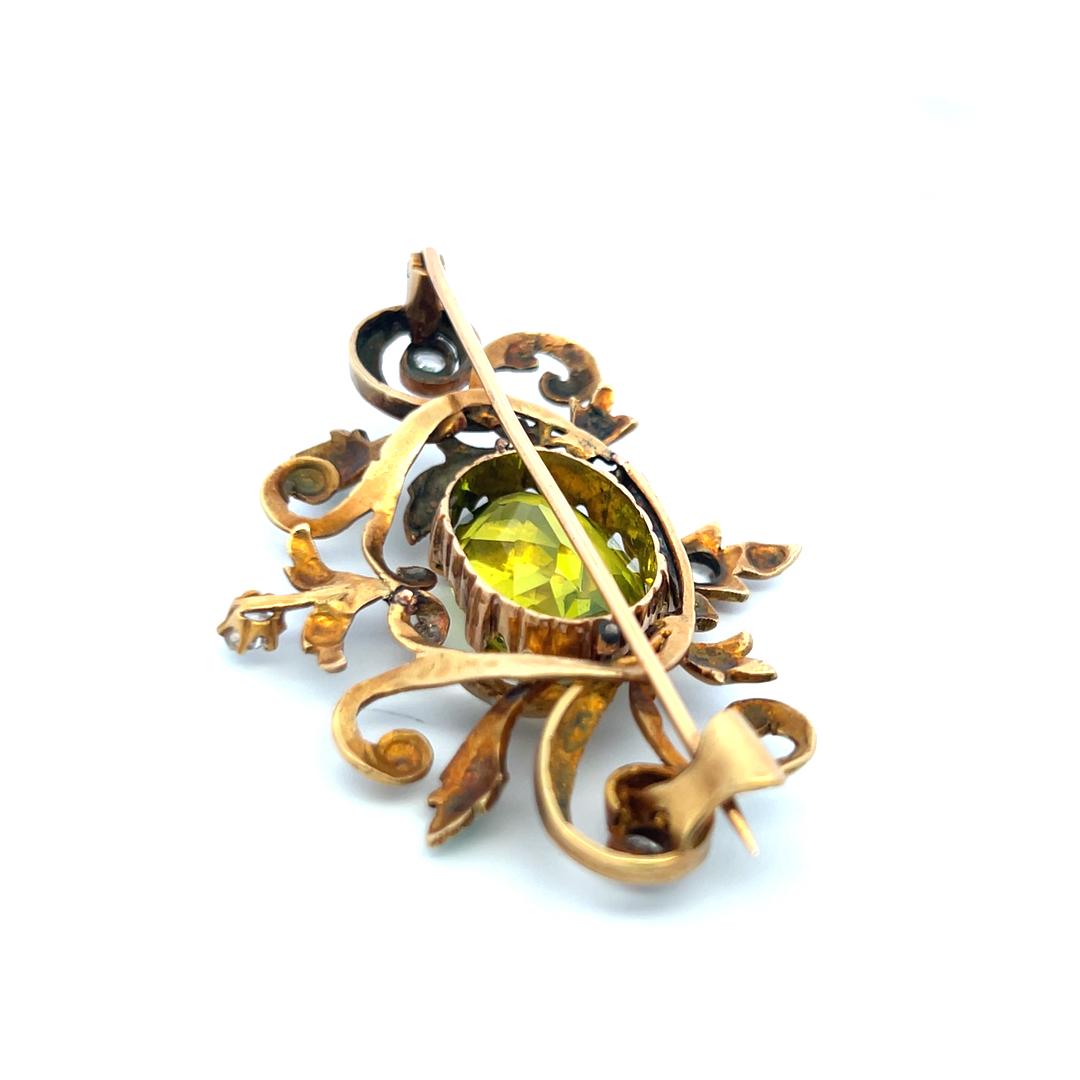 Vintage 18K Yellow Gold Pin Brooch with 0.4 Carat Diamonds 15 Carat Oval Peridot