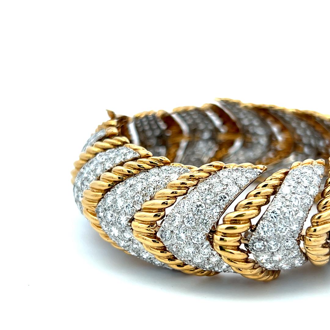 David Webb 18K Yellow Gold Link Bracelet with 27 Carat Round F VS Diamonds