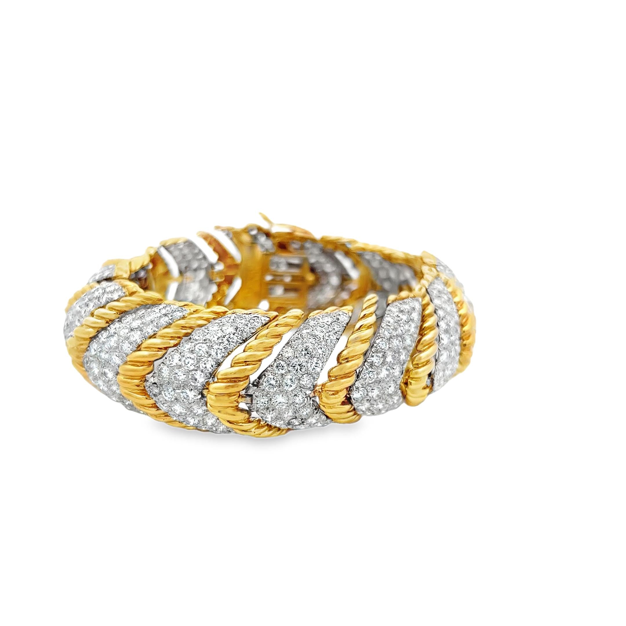 David Webb 18K Yellow Gold Link Bracelet with 27 Carat Round F VS Diamonds