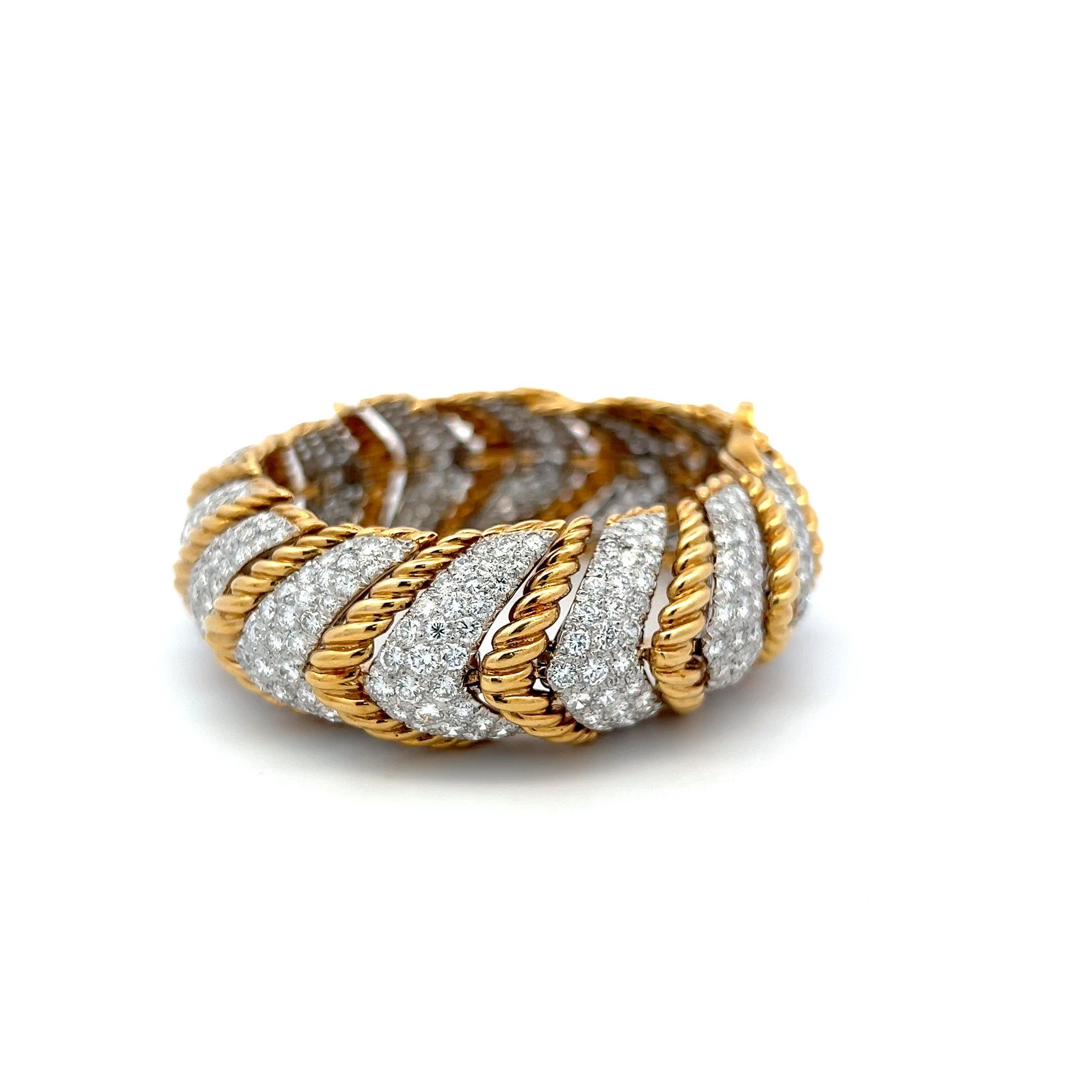 David Webb 18K Yellow Gold Link Bracelet with 27 Carat Round F VS Diamonds
