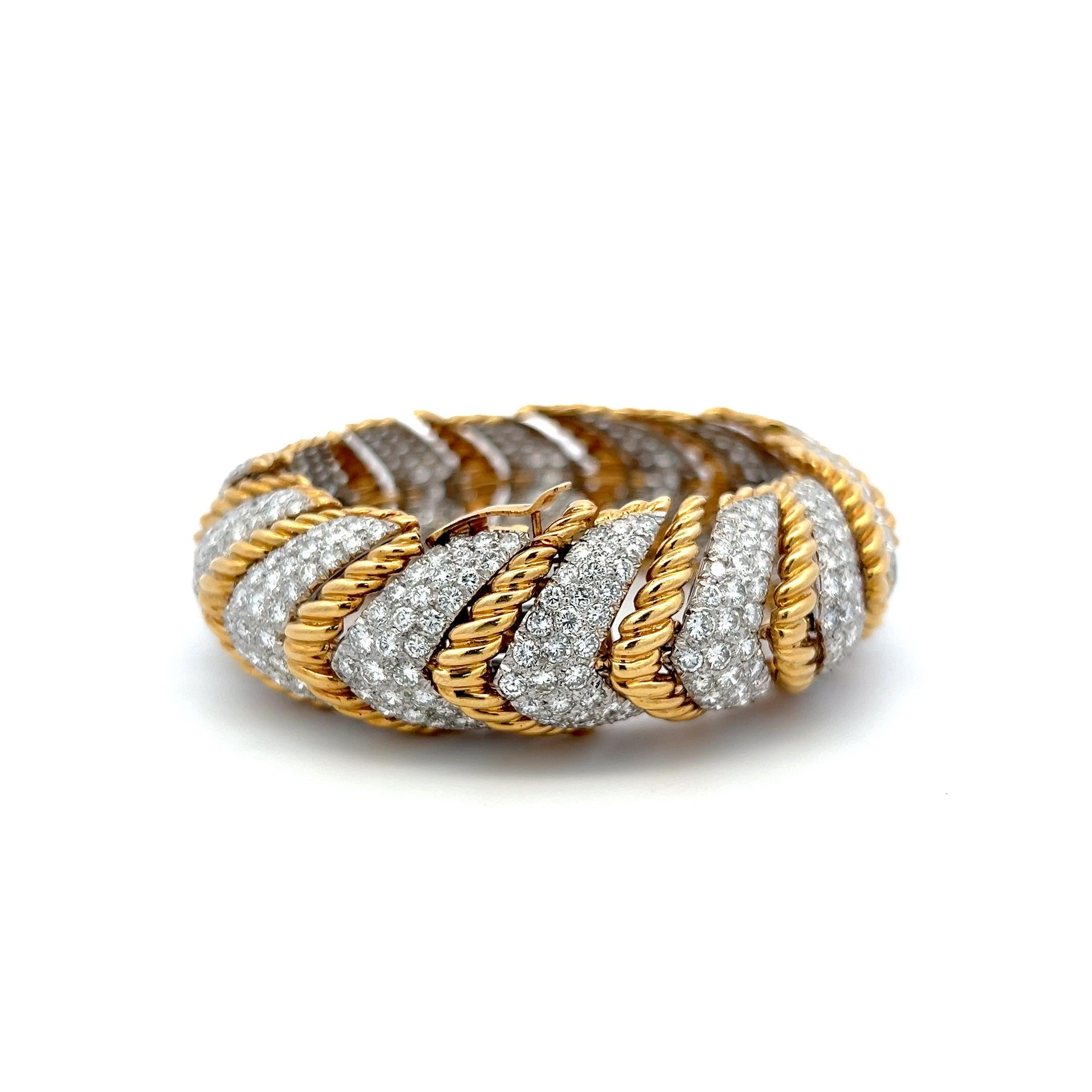 David Webb 18K Yellow Gold Link Bracelet with 27 Carat Round F VS Diamonds