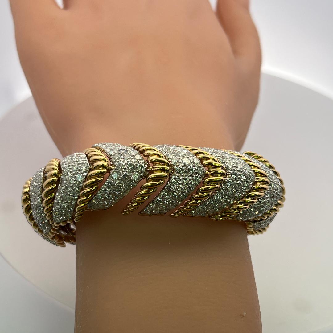 David Webb 18K Yellow Gold Link Bracelet with 27 Carat Round F VS Diamonds