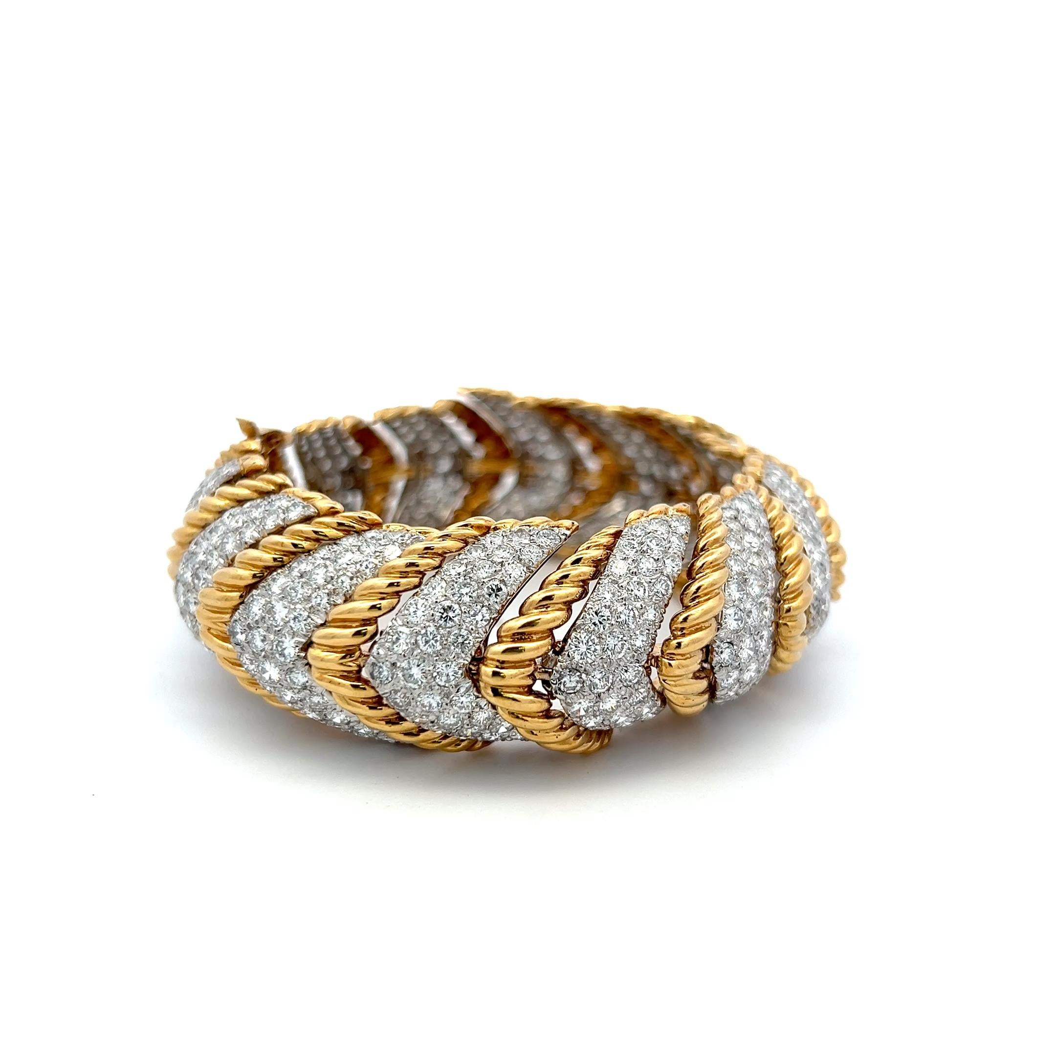 David Webb 18K Yellow Gold Link Bracelet with 27 Carat Round F VS Diamonds