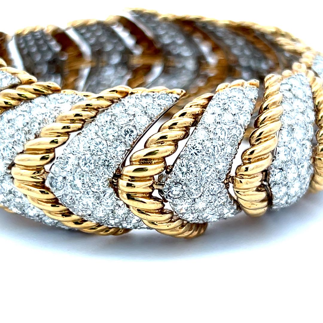 David Webb 18K Yellow Gold Link Bracelet with 27 Carat Round F VS Diamonds