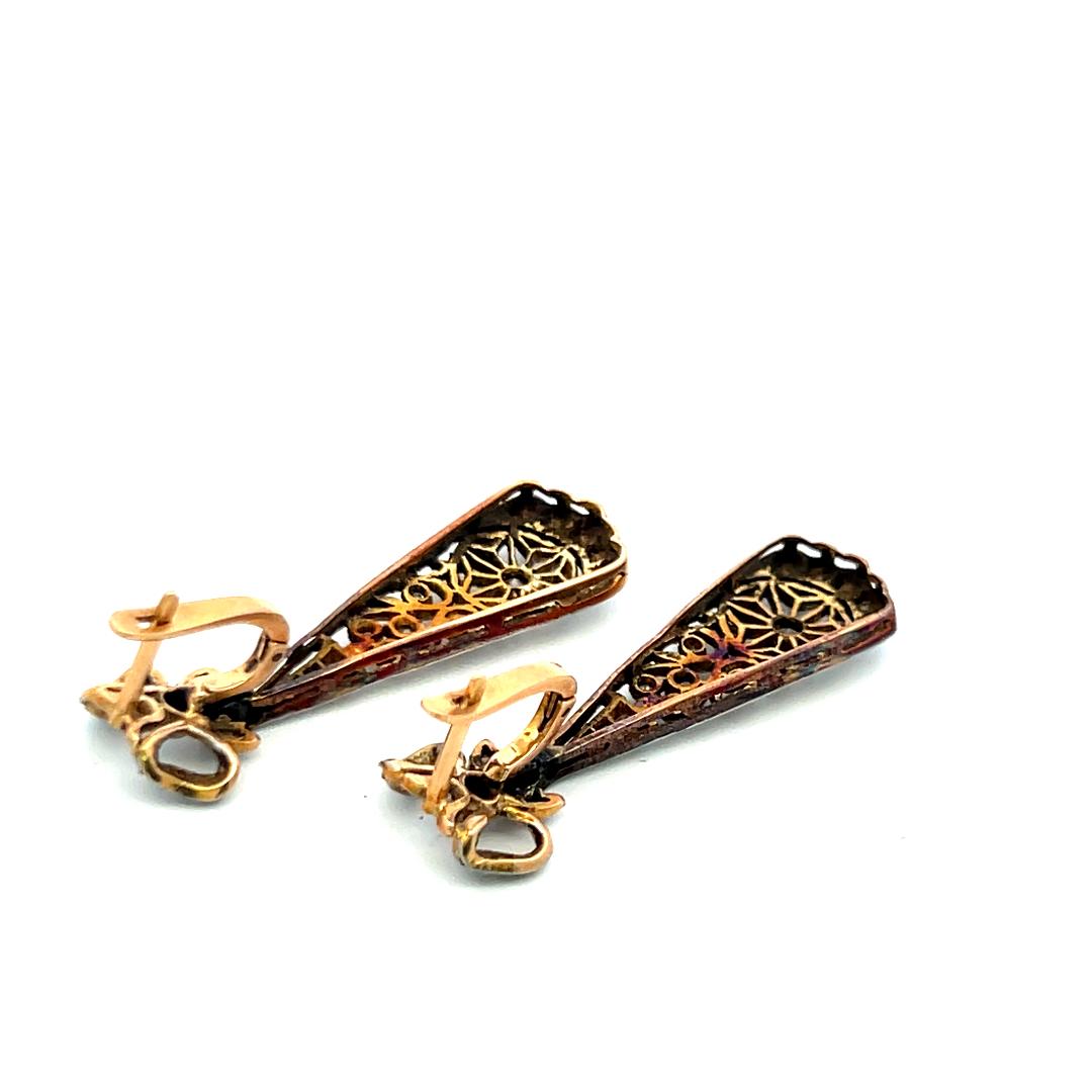 Antique 18K Yellow Gold Dangling Earrings with 0.65 Carat Round I-VS Diamonds