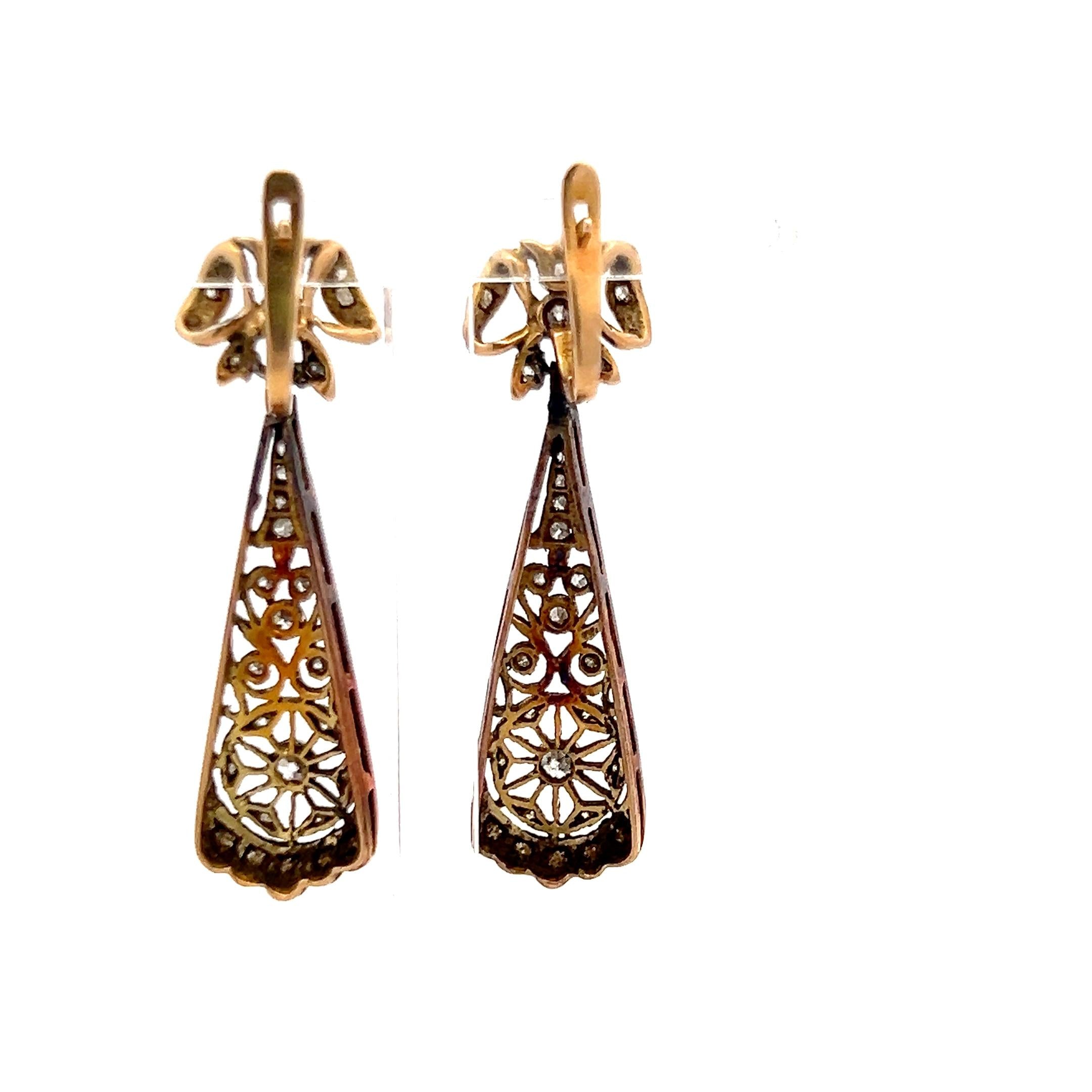 Antique 18K Yellow Gold Dangling Earrings with 0.65 Carat Round I-VS Diamonds