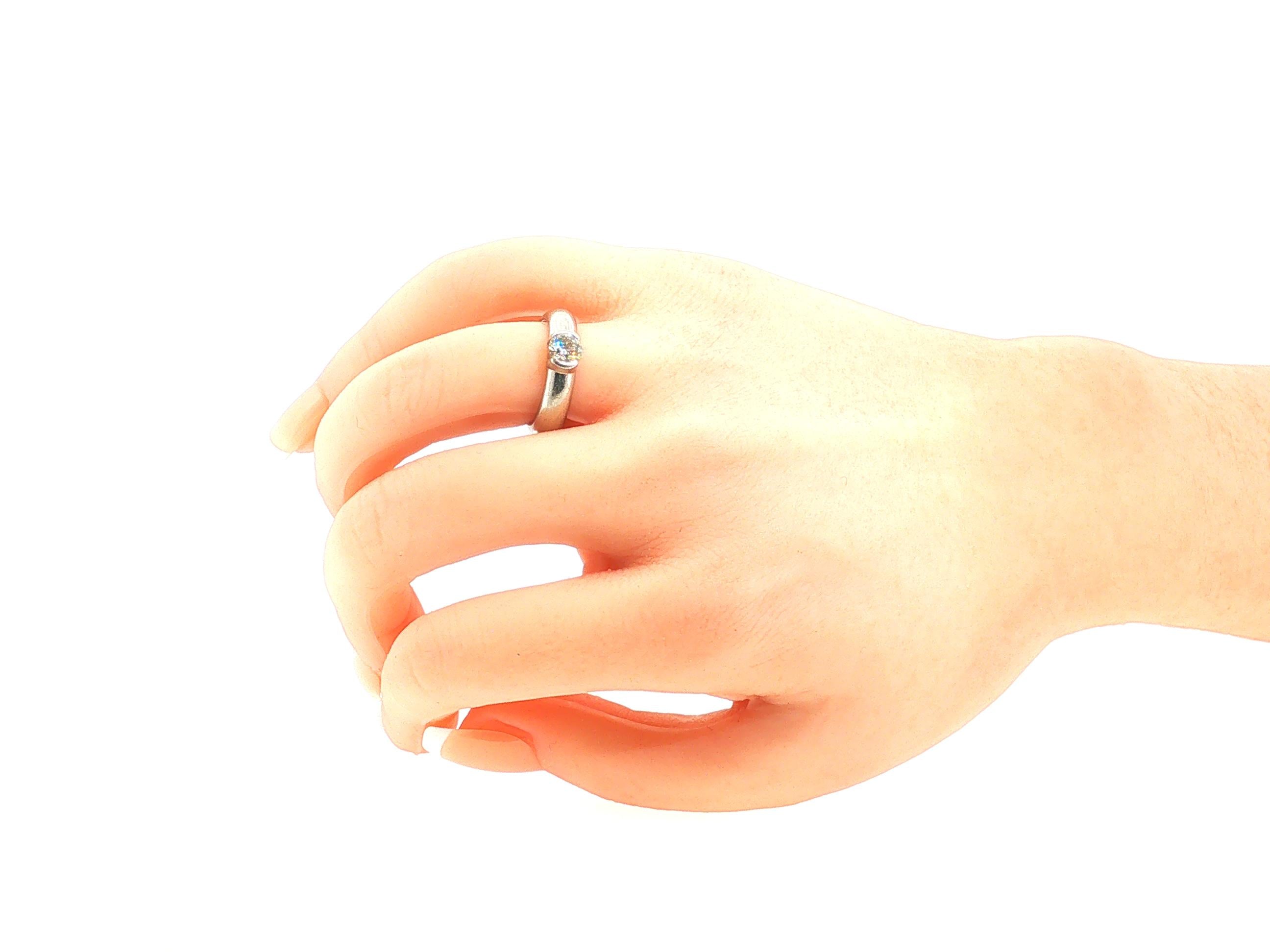 Tiffany & Co Platinum Engagement Ring with 0.54 Carat Round H VS1 Diamond