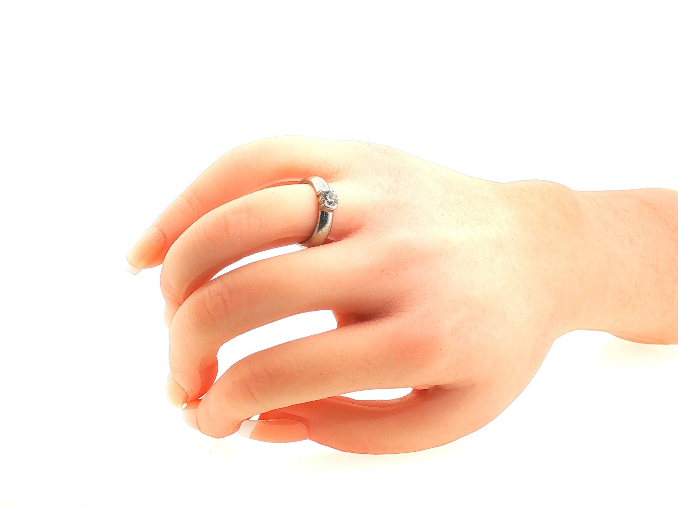 Tiffany & Co Platinum Engagement Ring with 0.54 Carat Round H VS1 Diamond