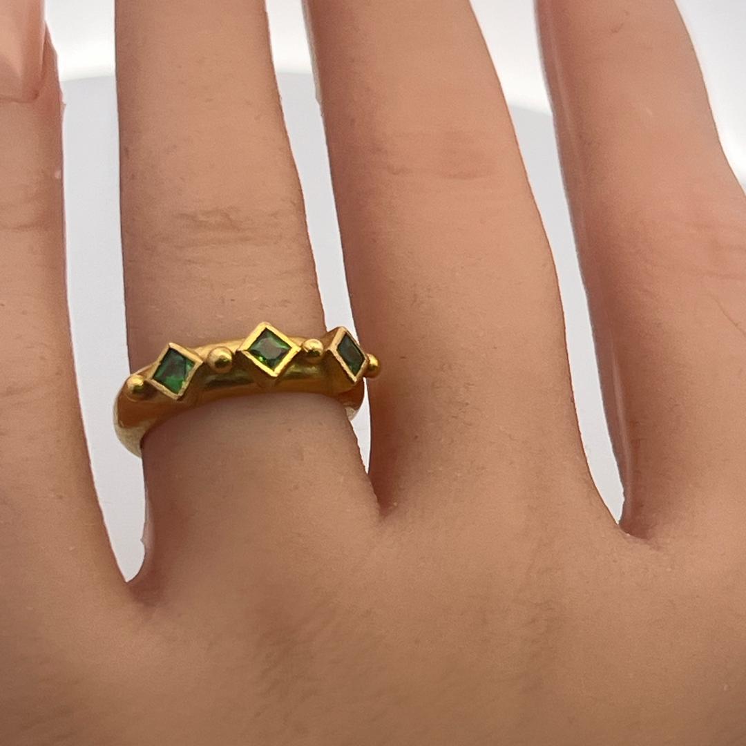 Vintage 18K Yellow Gold Band Ring with 0.36 Carat Emerald Size 7