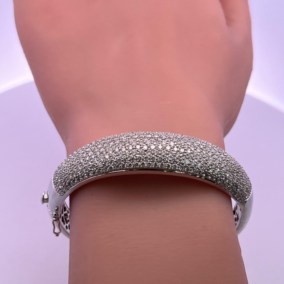 Vintage 18 Karat White Gold Bangle Bracelet with 4 Carat Round H-VS Diamonds