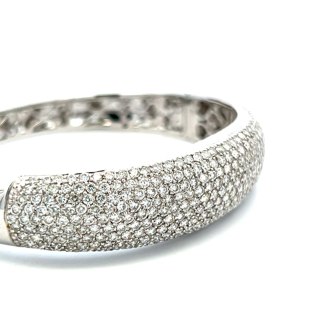 Vintage 18 Karat White Gold Bangle Bracelet with 4 Carat Round H-VS Diamonds
