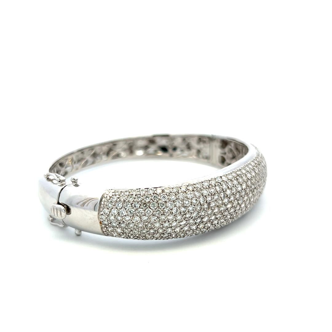 Vintage 18 Karat White Gold Bangle Bracelet with 4 Carat Round H-VS Diamonds