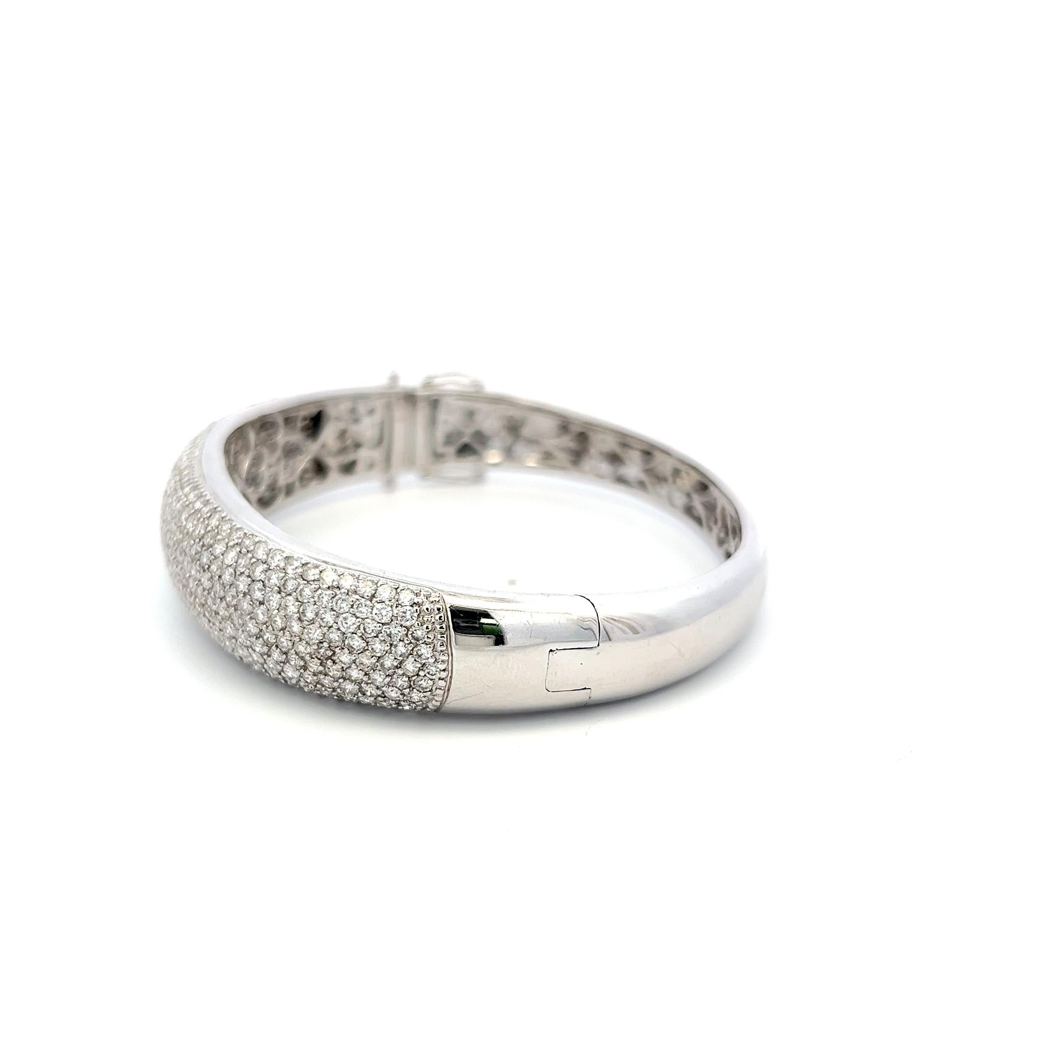 Vintage 18 Karat White Gold Bangle Bracelet with 4 Carat Round H-VS Diamonds