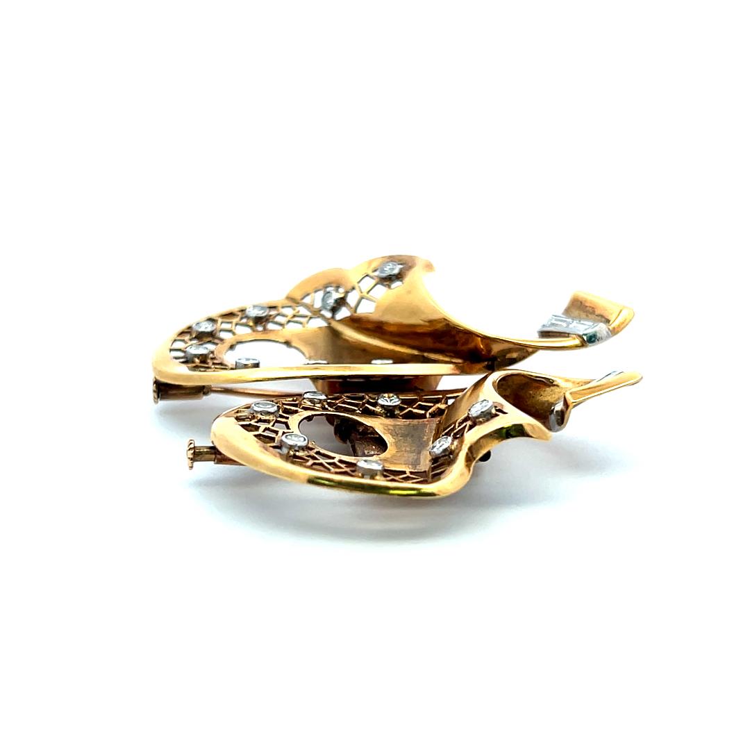 Vintage 18K Yellow Gold Pin Brooch with 0.71 Carat Round & Baguette Diamonds