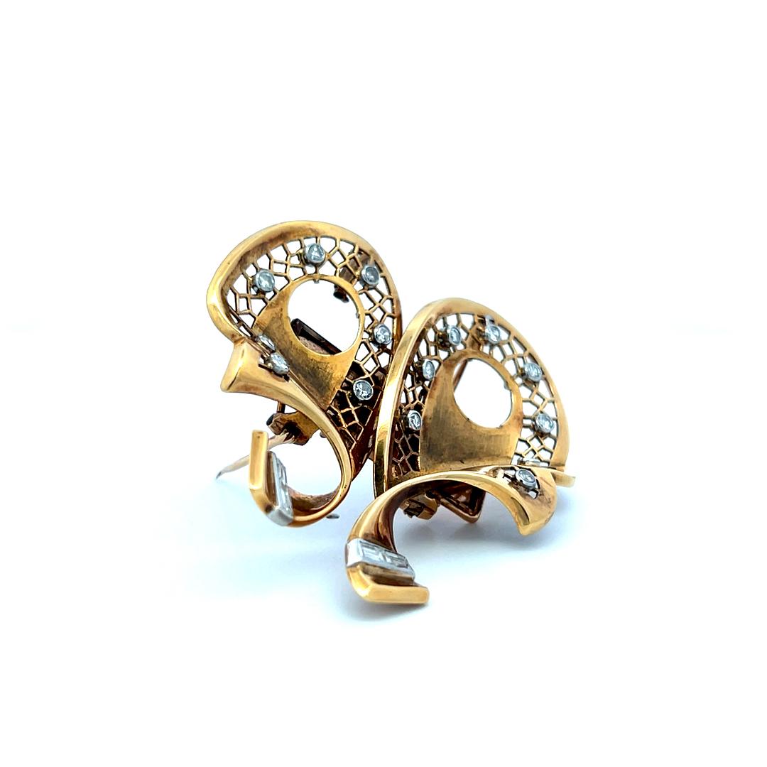 Vintage 18K Yellow Gold Pin Brooch with 0.71 Carat Round & Baguette Diamonds