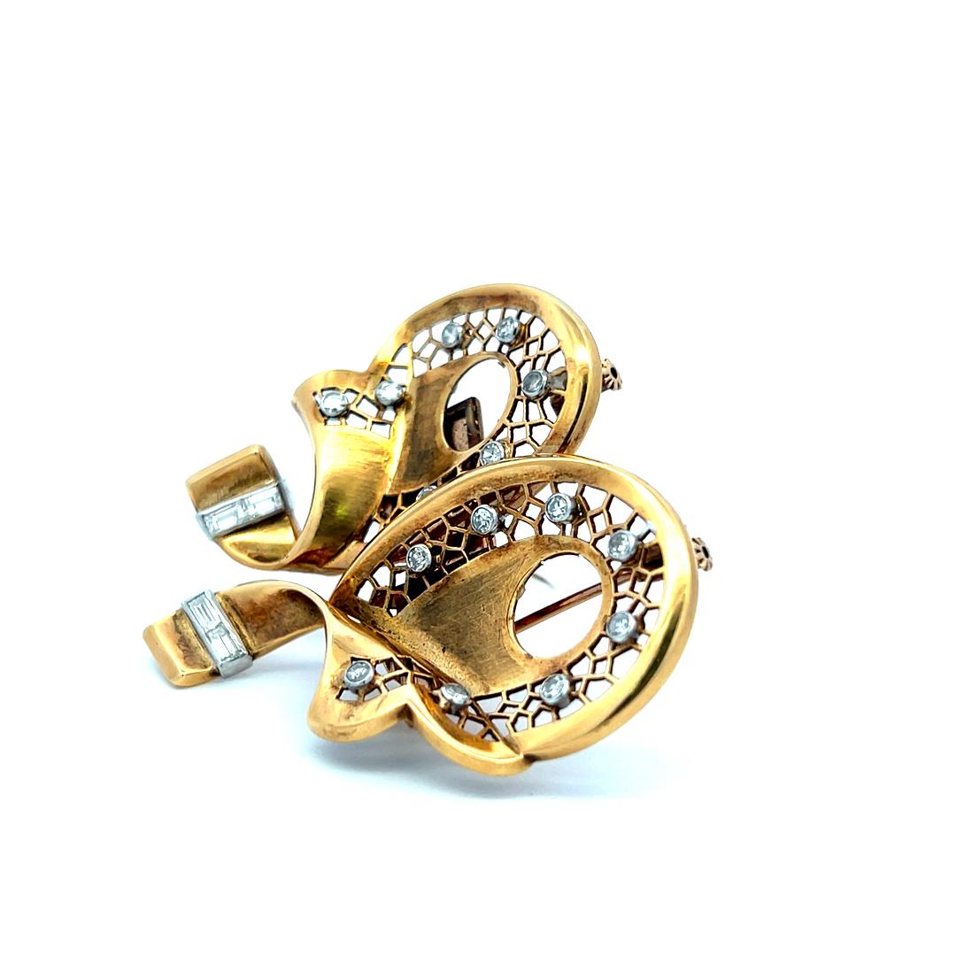 Vintage 18K Yellow Gold Pin Brooch with 0.71 Carat Round & Baguette Diamonds