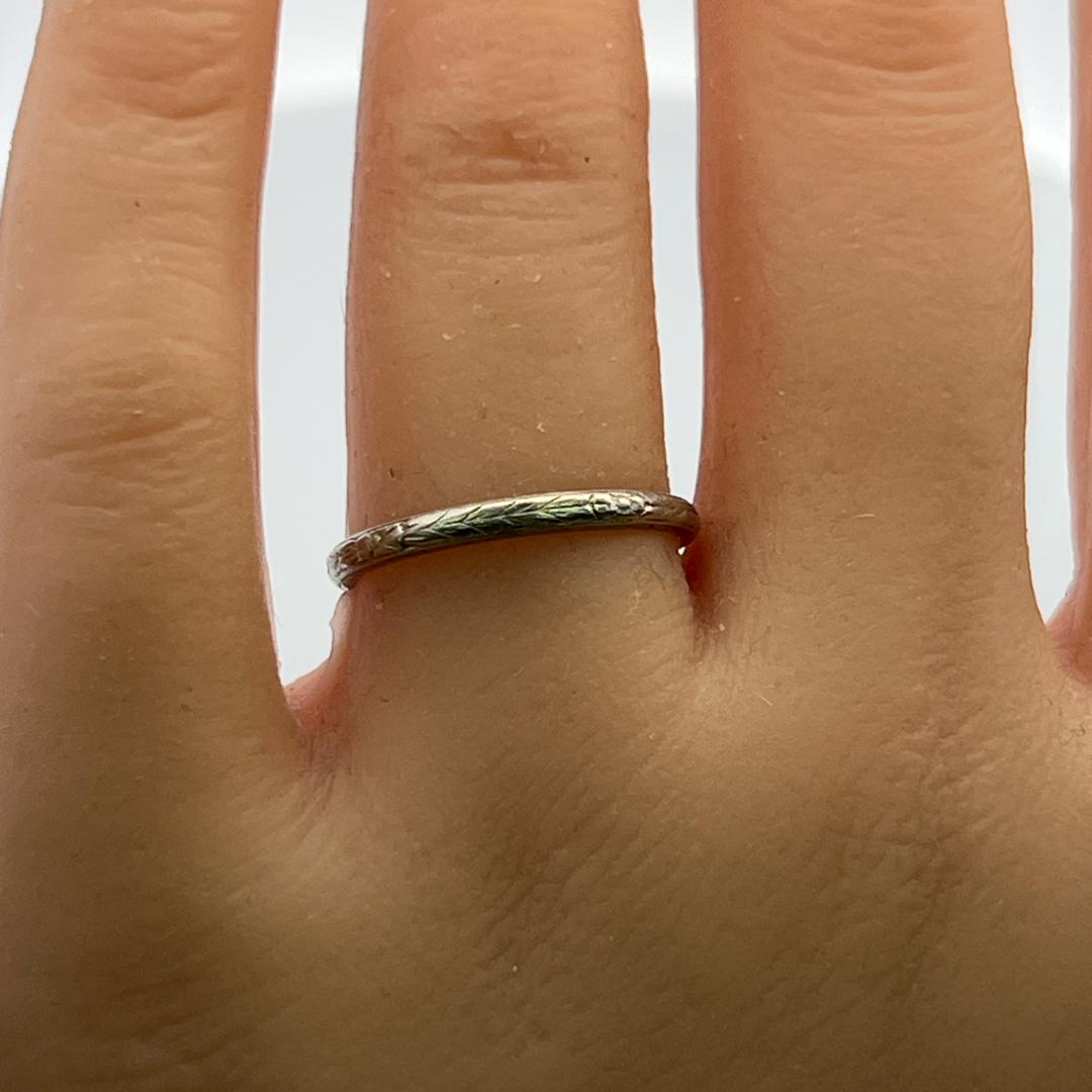 Vintage 18K White Gold Engraved Band Ring 2.5 Grams Size 7