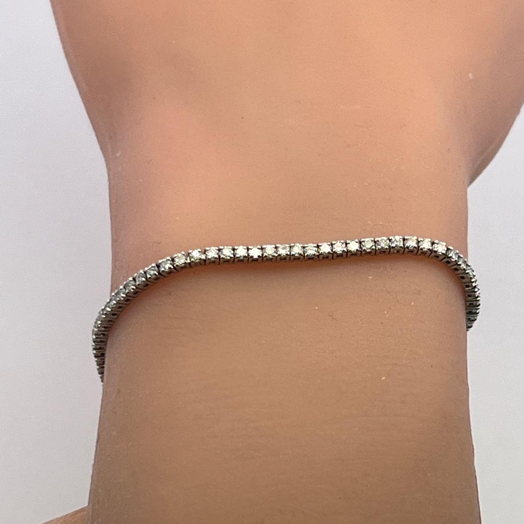 14 Karat White Gold Tennis Bracelet with 1.82 Carat Round H VS Diamonds