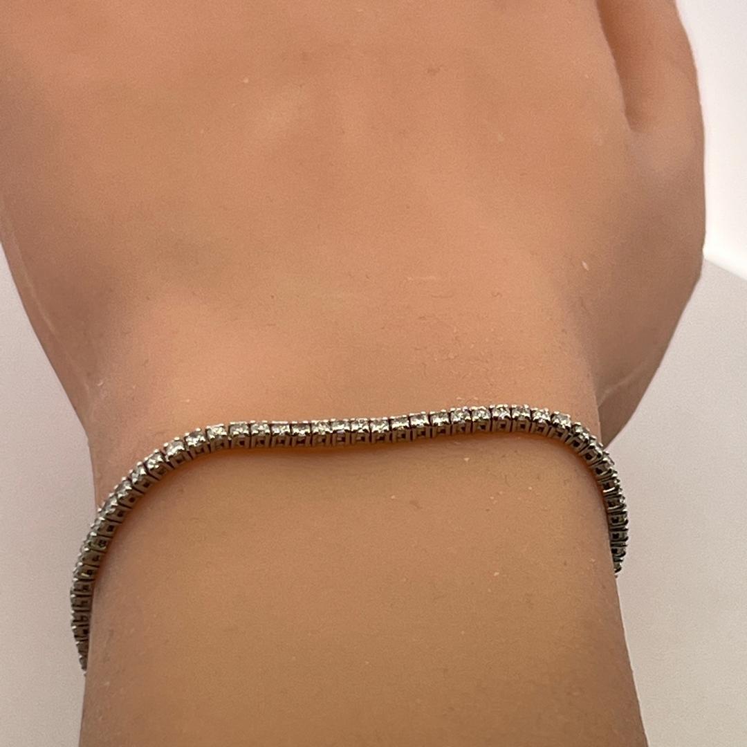 14 Karat White Gold Tennis Bracelet with 1.82 Carat Round H VS Diamonds