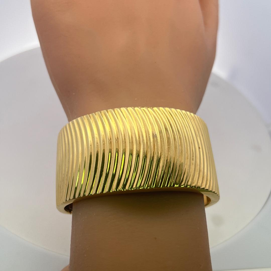 Vintage 18 Karat Yellow Gold Bold Bangle Bracelet 89.9 Grams