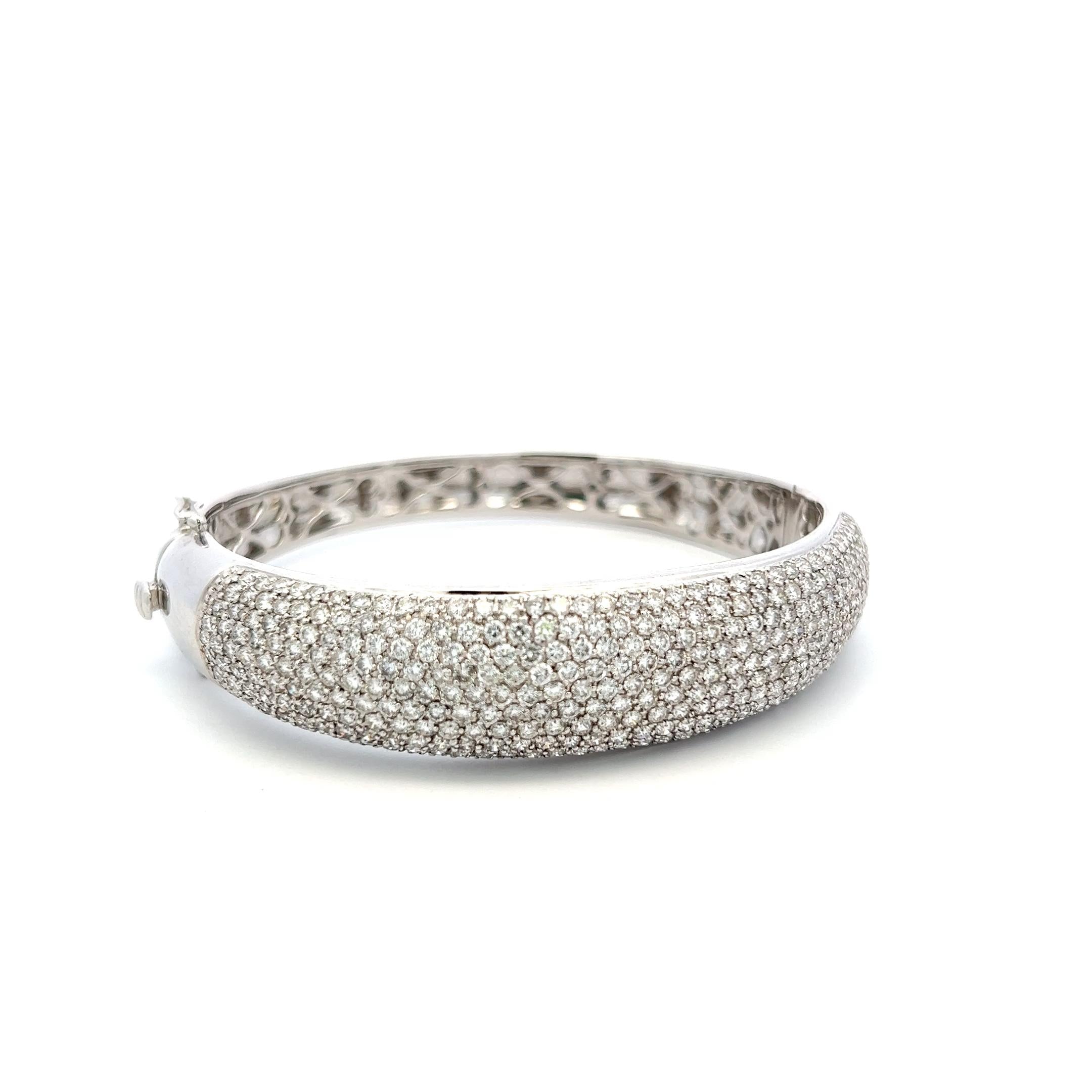 Vintage 18 Karat White Gold Bangle Bracelet with 4 Carat Round H-VS Diamonds