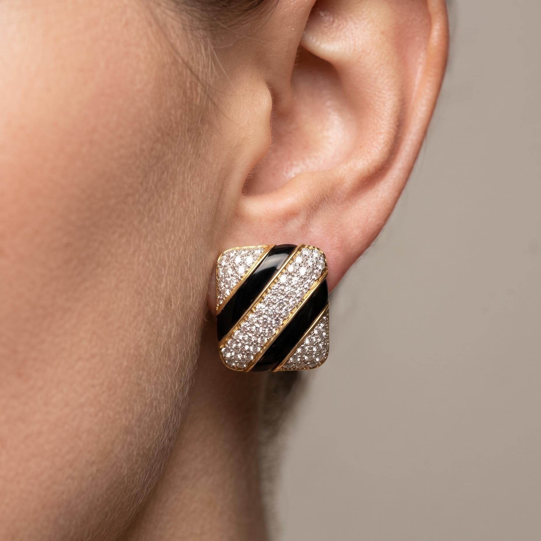 18K Yellow Gold Clip On Earrings with 2.5 Carat Round G VS Diamonds 33.62 Grams