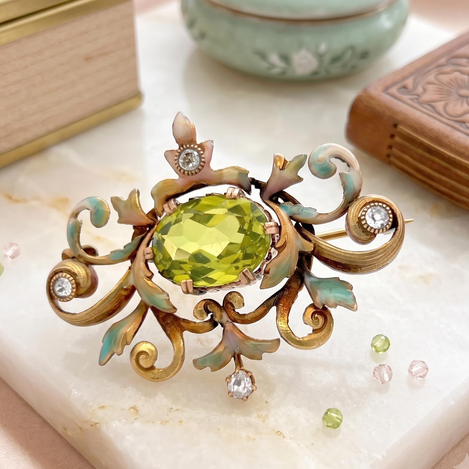 Vintage 18K Yellow Gold Pin Brooch with 0.4 Carat Diamonds 15 Carat Oval Peridot
