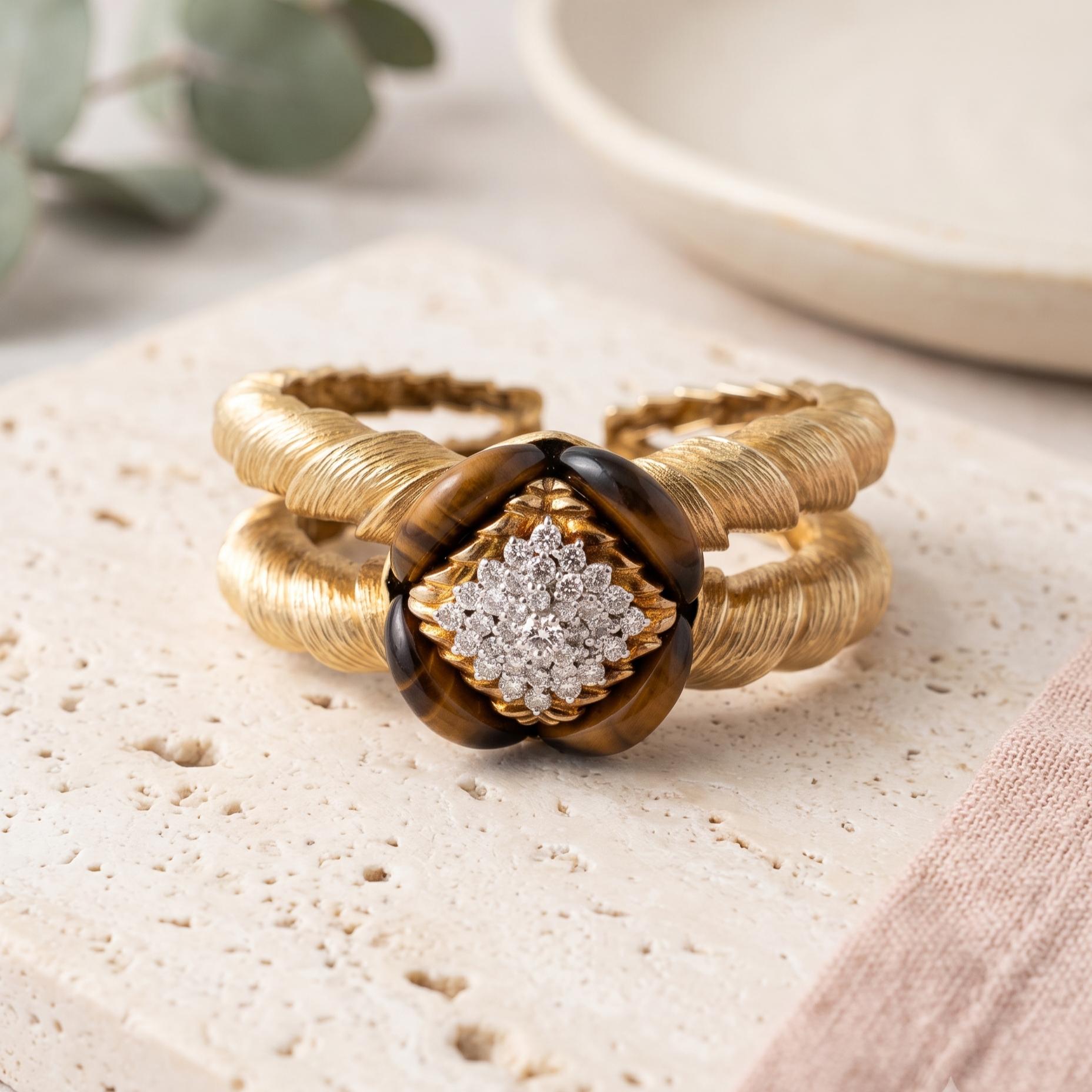 Vintage 18K Yellow Gold Bangle Bracelet with 1.35 Carat Round H VS Diamonds