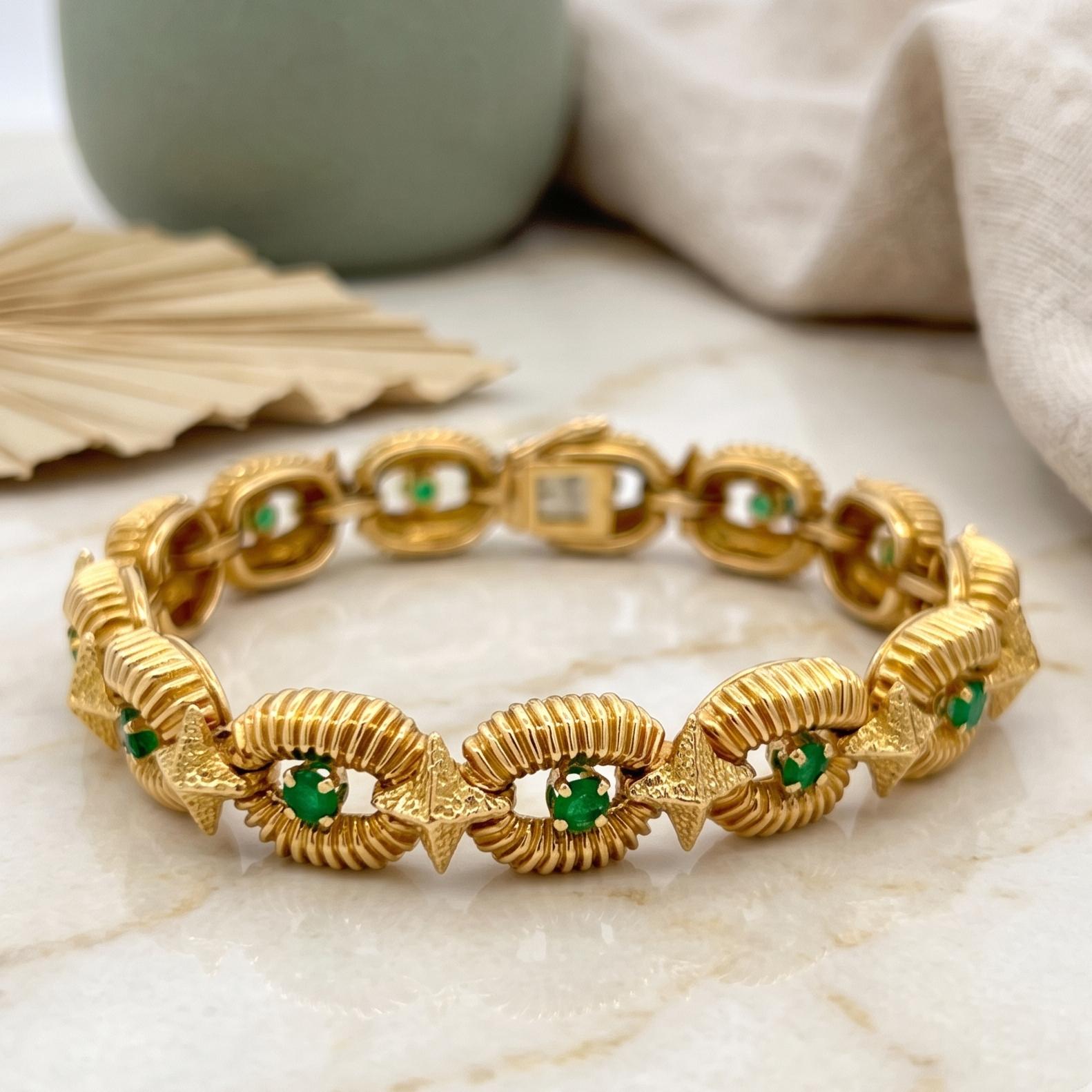Tiffany & Co Vintage 18 Karat Yellow Gold Link Bracelet with 1.3 Carat Emeralds