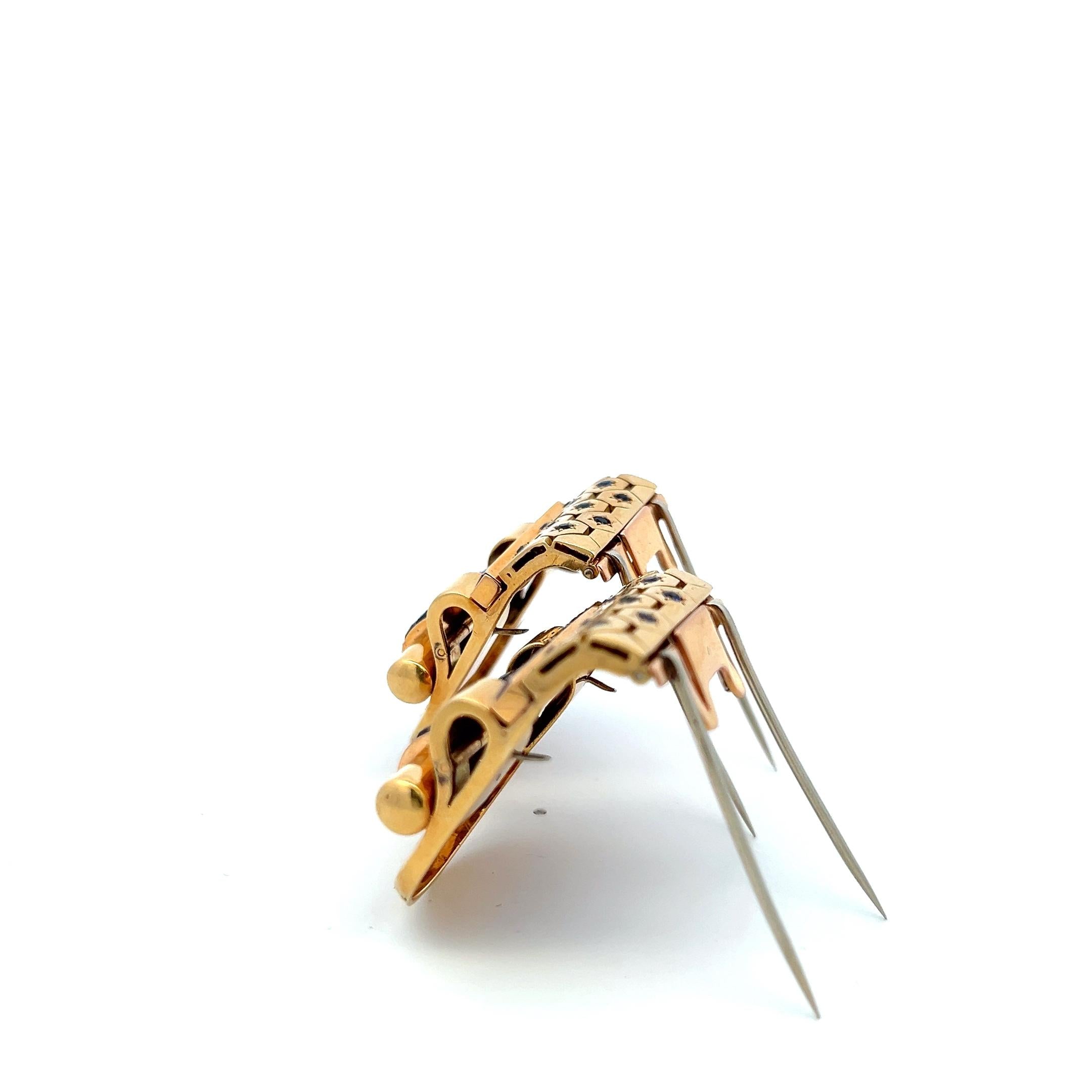 12.90 Carat Princess Cut and Round Brilliant Sapphire 18 Karat Yellow Gold Pin