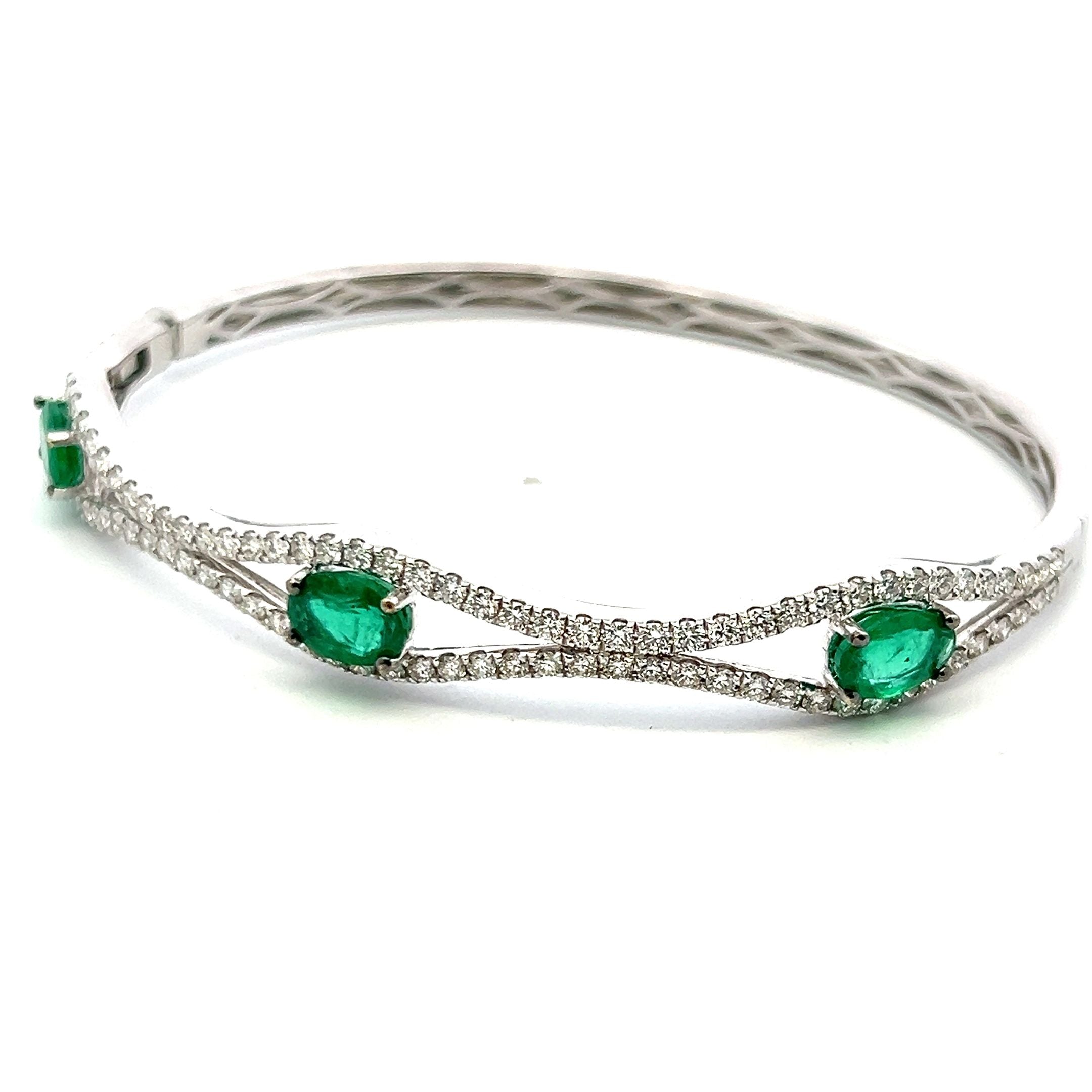 2.94 Carat Round Diamond 2.25 Carat Emerald White Platinum Bangle Bracelet