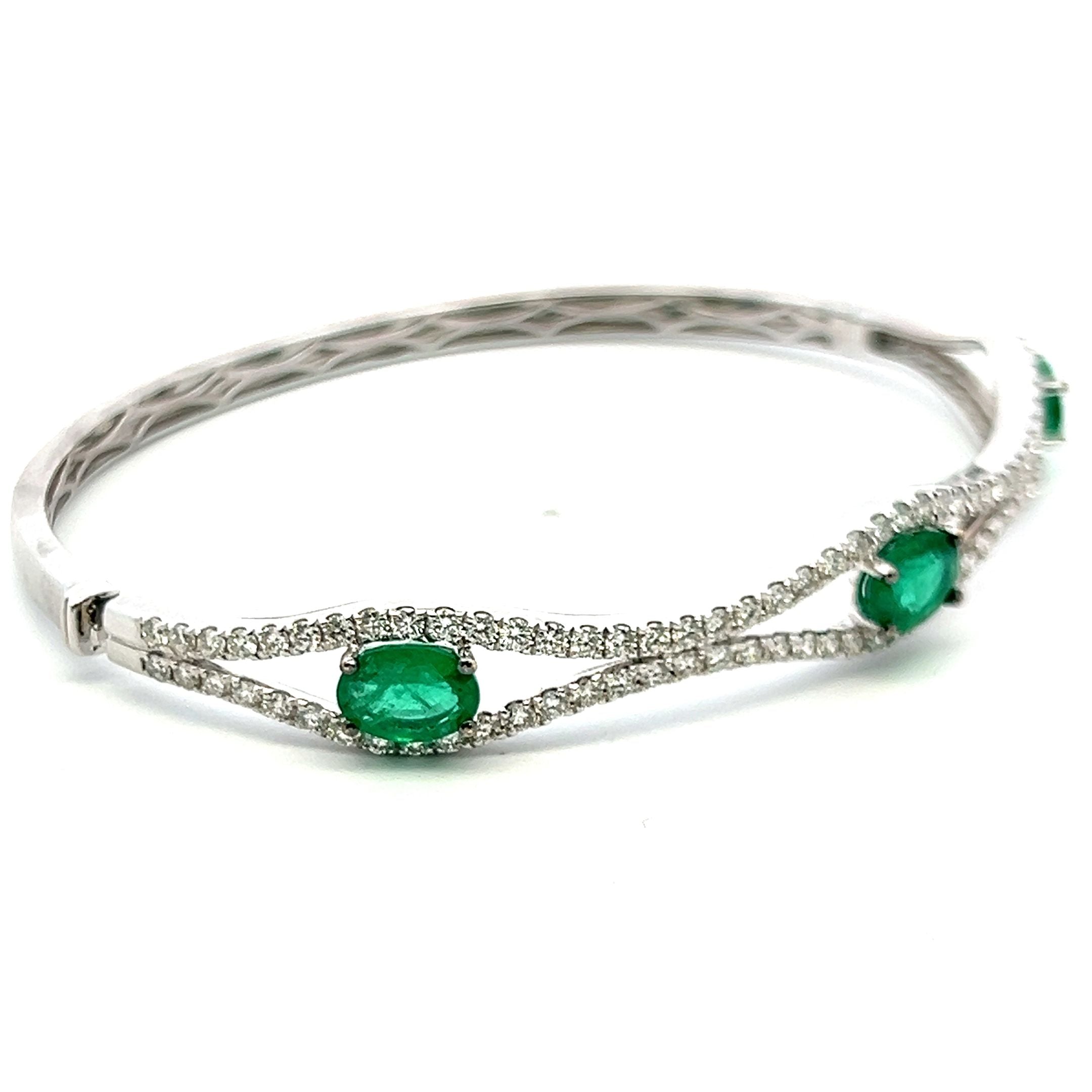 2.94 Carat Round Diamond 2.25 Carat Emerald White Platinum Bangle Bracelet