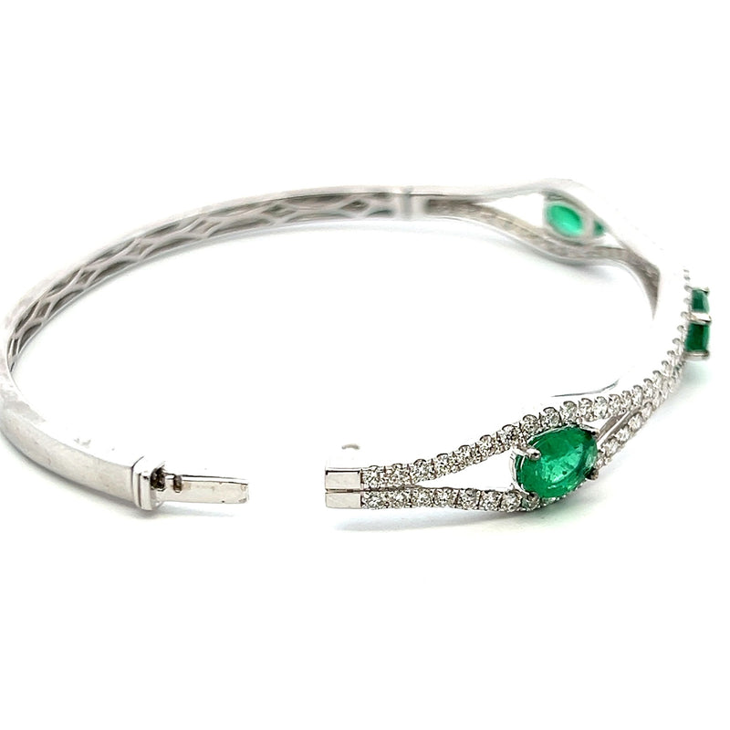 2.94 Carat Round Diamond 2.25 Carat Emerald White Platinum Bangle Bracelet