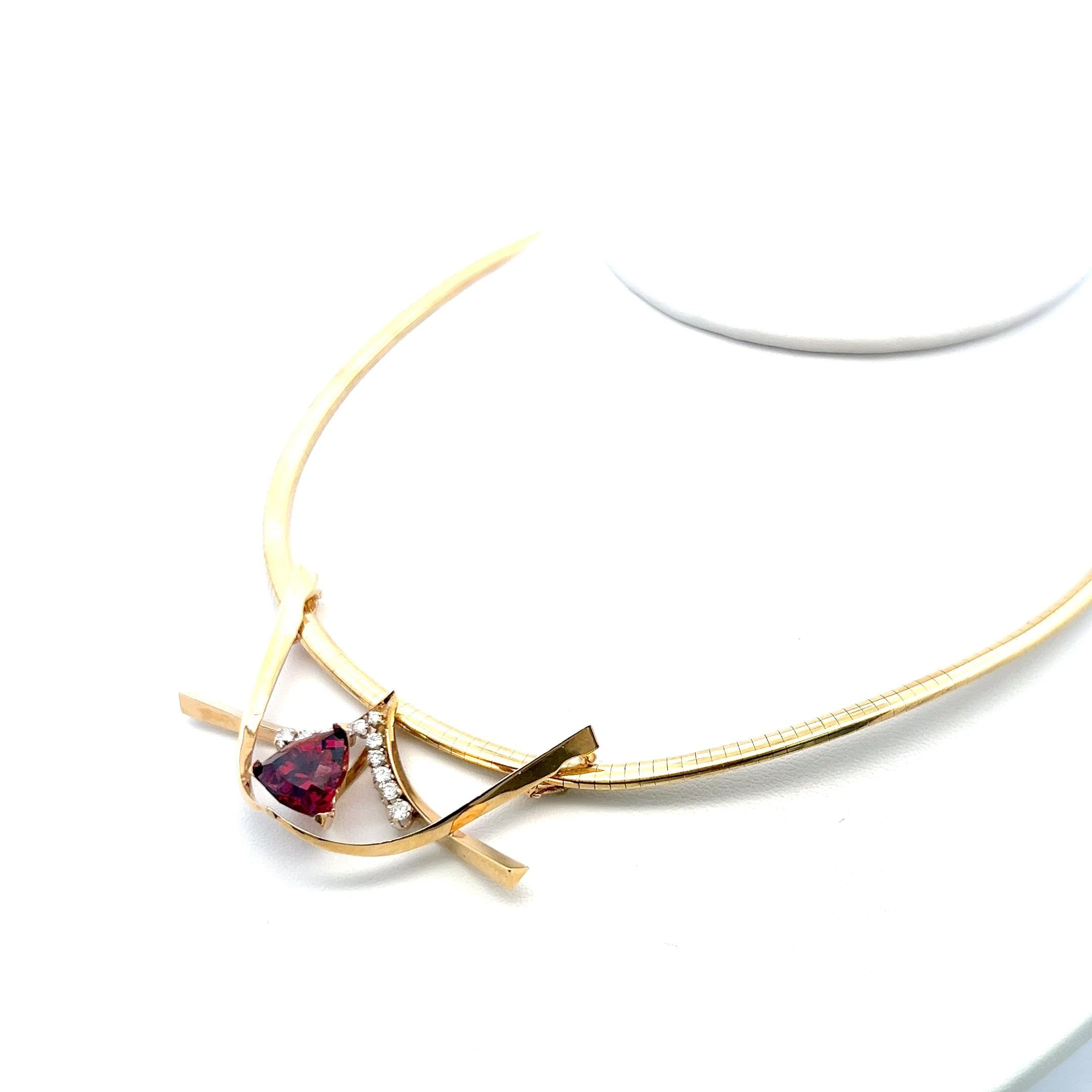 14K Yellow Gold Collar Necklace with 0.5ct Round G VS Diamonds and 7ct Ruby