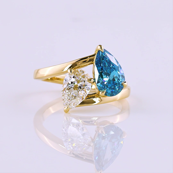 Lab-Grown 2.5 Carat Pear E-VS1 Diamond 14K Yellow Gold Toi Et Moi Ring